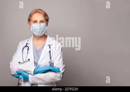 Professionnel fiable médecin mature en uniforme médical blanc, stéthoscope sur le cou, prêt à aider le patient sur fond de bannière Banque D'Images