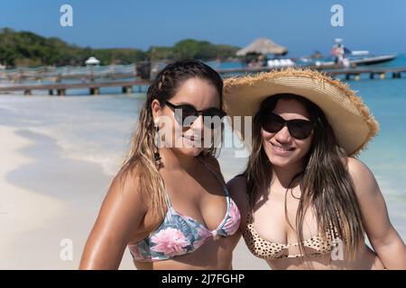Deux jeunes amis s'amusent à la plage Banque D'Images