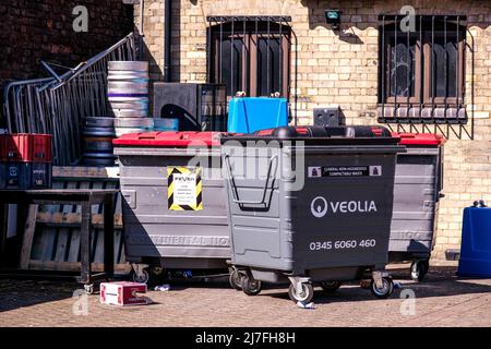 Epsom Surrey, Londres, le 08 2022 mai, Wheelie Bins et des fûts de bière vides à l'extérieur D'Une discothèque ou d'un pub sans personne Banque D'Images