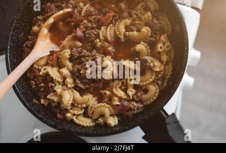pâtes avec viande hachée cuite dans une poêle à frire, sauce tomate. Vue de dessus Banque D'Images