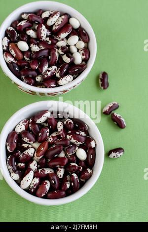 Le grain de couleur est un plat turc traditionnel sur fond vert Banque D'Images