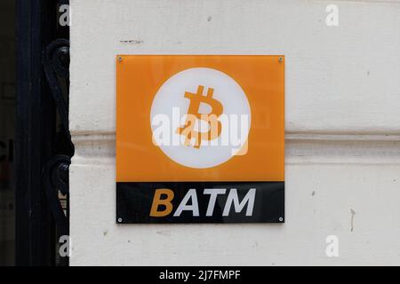 VALENCE, ESPAGNE - 05 MAI 2022 : enseigne Bitcoin ATM sur une façade de bâtiment Banque D'Images