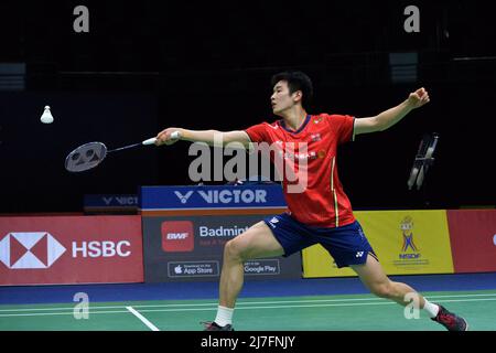 Bangkok, Thaïlande. 9th mai 2022. Li Shifeng, de Chine, est en compétition contre Alex Lanier, de France, lors d'un match de groupe B au tournoi de badminton de la coupe Thomas à Bangkok, en Thaïlande, le 9 mai 2022. Credit: Rachen Sageamsak/Xinhua/Alay Live News Banque D'Images