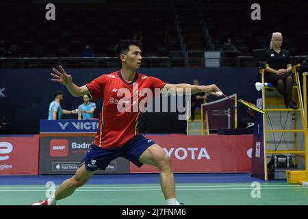 Bangkok, Thaïlande. 9th mai 2022. Zhao Junpeng, de Chine, est en compétition contre Arnaud Merkle, de France, lors d'un match de groupe B au tournoi de badminton de la coupe Thomas à Bangkok, en Thaïlande, le 9 mai 2022. Credit: Rachen Sageamsak/Xinhua/Alay Live News Banque D'Images