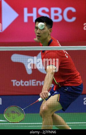 Bangkok, Thaïlande. 9th mai 2022. Zhao Junpeng, de Chine, est en compétition contre Arnaud Merkle, de France, lors d'un match de groupe B au tournoi de badminton de la coupe Thomas à Bangkok, en Thaïlande, le 9 mai 2022. Credit: Rachen Sageamsak/Xinhua/Alay Live News Banque D'Images
