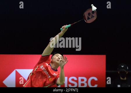 Bangkok, Thaïlande. 9th mai 2022. Lu Guangzu, de Chine, est en compétition contre Christo Popov, de France, lors d'un match de groupe B au tournoi de badminton de la coupe Thomas à Bangkok, en Thaïlande, le 9 mai 2022. Credit: Rachen Sageamsak/Xinhua/Alay Live News Banque D'Images