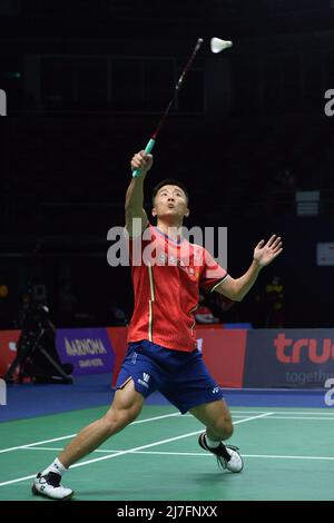 Bangkok, Thaïlande. 9th mai 2022. Lu Guangzu, de Chine, est en compétition contre Christo Popov, de France, lors d'un match de groupe B au tournoi de badminton de la coupe Thomas à Bangkok, en Thaïlande, le 9 mai 2022. Credit: Rachen Sageamsak/Xinhua/Alay Live News Banque D'Images