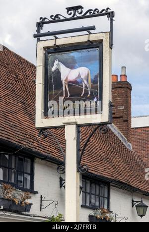 Panneau de pub suspendu traditionnel à la maison publique de White Horse, High Street, Alton, Hampshire, Angleterre, ROYAUME-UNI. Banque D'Images