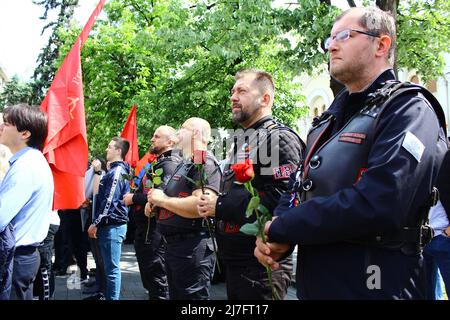 09.05.2022 Banja Luka (Republika Srpska), Bosnie-Herzégovine - le Régiment immortel marche le jour de la victoire 2022 à Banja Luka. Les descendants des participants de la deuxième Guerre mondiale portent des images de leurs ancêtres qui ont combattu le nazisme. Les membres du groupe de motocyclistes extrême prorusses Night Wolves ont assisté à la cérémonie. Photo: Mladen Dragojlovic/Alamy Live News Banque D'Images
