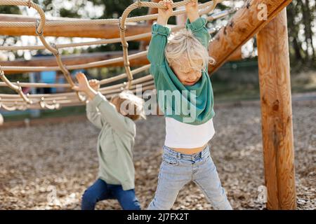 Enfant jouant sur l'escalade Banque D'Images