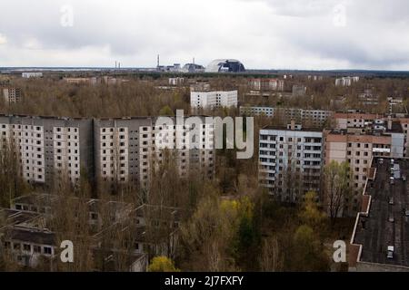 Vue depuis le toit de la maison d'appartements de 16 étages dans la ville de Pripyat, centrale nucléaire de Tchernobyl zone d'aliénation, Ukraine Banque D'Images