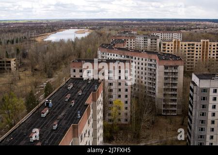 Vue depuis le toit de la maison d'appartements de 16 étages dans la ville de Pripyat, centrale nucléaire de Tchernobyl zone d'aliénation, Ukraine Banque D'Images