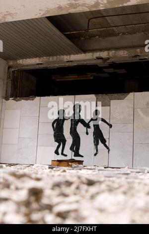 Graffiti sur la place centrale abandonnée de la ville fantôme de Pripyat, zone d'aliénation de la centrale nucléaire de Tchernobyl, Ukraine Banque D'Images