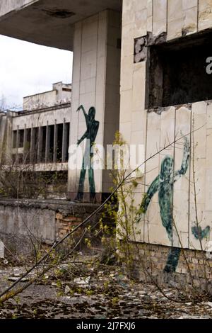 Graffiti sur la place centrale abandonnée de la ville fantôme de Pripyat, zone d'aliénation de la centrale nucléaire de Tchernobyl, Ukraine Banque D'Images