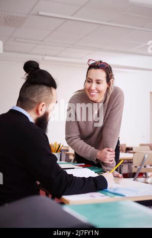 Enseignants parlant en classe Banque D'Images