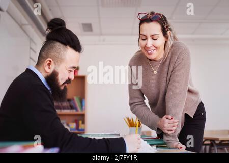 Enseignants parlant en classe Banque D'Images