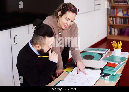 Enseignants parlant en classe Banque D'Images