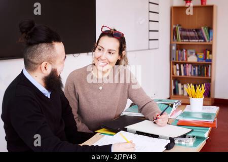 Enseignants parlant en classe Banque D'Images