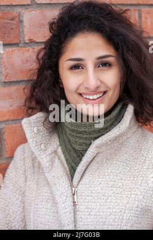 Portrait of smiling young woman Banque D'Images