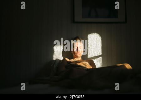 Man sleeping in bed Banque D'Images