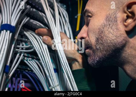Technicien INFORMATIQUE travaillant dans la salle des serveurs Banque D'Images