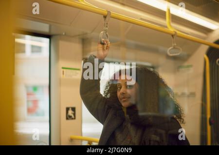 Femme en train regardant la caméra Banque D'Images