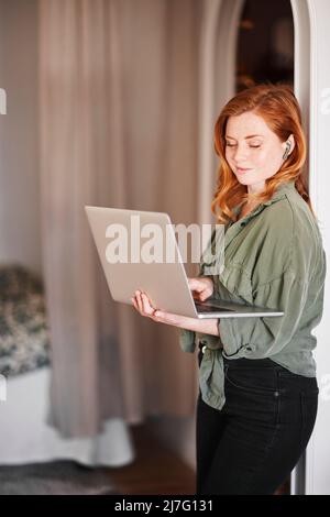 Smiling woman holding laptop Banque D'Images