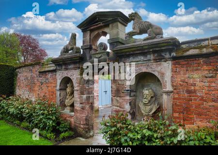 Porte du Dorfold Hall depuis Wilbraham Almshouse Nantwich Banque D'Images