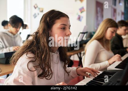 Adolescents assistant à la leçon de clavier Banque D'Images