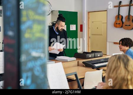 Adolescents assistant à la leçon de clavier Banque D'Images