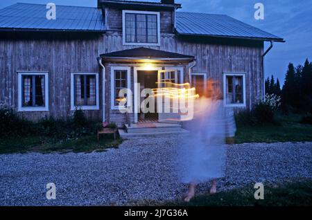 Le vicarage hanté. Borgvattnet est plus célèbre pour son ancien vicaire qui a été construit en 1876, et est réputé pour être une maison hantée. La première mention documentée des fantômes dans le vipère est dans une lettre datée de 1927 qui a été écrite par l'aumônier Nils Hedlund qui vivait dans la maison à l'époque. En 1930s, le successeur d'Hedlund, l'aumônier Rudolf Tängdén, a affirmé avoir vu le fantôme d'une femme dans la maison, et en 1940s, l'aumônier suivant, Otto Lindgren, et sa femme ont dit qu'ils avaient vécu une activité paranormale, y compris des sons étranges et des objets mobiles. La photo montre la maison et un W Banque D'Images