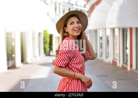 La femme de beauté de la mode se tourne et regarde à côté dans la rue de luxe de marque de Carpri, Italie Banque D'Images