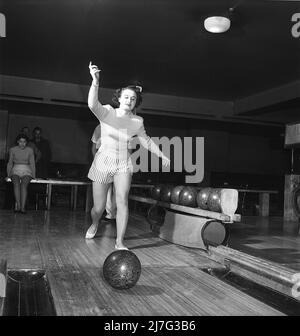 Bowling dans le 1950s. Trois filles sont bowling pour la première fois. Elles sont vêtues de jupes et de pulls à rayures courtes. Les trois filles sont toutes des actrices de théâtre : Ingrid Björk, UllaCarin Rydén et BRITA Ulfberg. 1950. Suède Kristoffersson réf. AY35-12 Banque D'Images