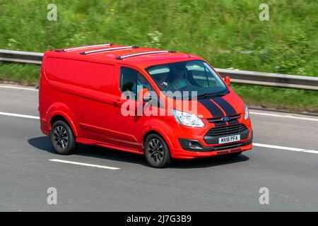 2028 rouge Ford Transit Custom 290 Limited 1995cc diesel 6 vitesses manuelle; conduite sur l'autoroute M61, Manchester, Royaume-Uni Banque D'Images