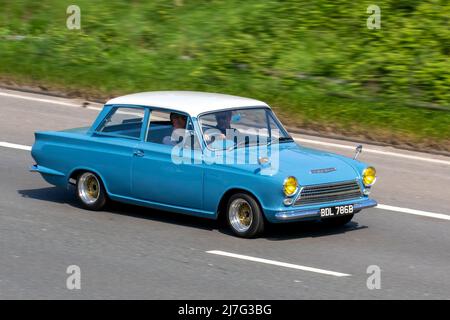 1964 60s bleu années 60 British Ford Cortina Consul 2DR deux portes 1198cc essence; conduite sur l'autoroute M61, Manchester, Royaume-Uni Banque D'Images