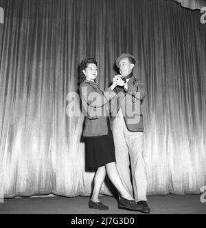 Danse dans le 1940s. Un couple en pleine figure photographié lors de la danse, se tenant les uns les autres se déplaçant à la musique. Suède 1946. Photo : Kristoffersson réf. X85-2 Banque D'Images