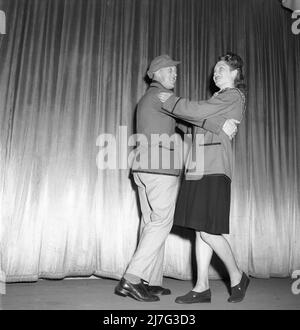 Danse dans le 1940s. Un couple en pleine figure photographié lors de la danse, se tenant les uns les autres se déplaçant à la musique. Suède 1946. Photo : Kristoffersson réf. X85-6 Banque D'Images