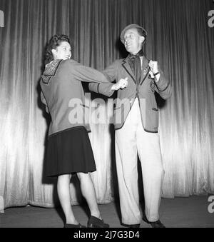 Danse dans le 1940s. Un couple en pleine figure photographiée lors de la danse, en tenant l'un l'autre bras dans le bras se déplaçant à la musique. Suède 1946. Photo : Kristoffersson réf. X85-3 Banque D'Images