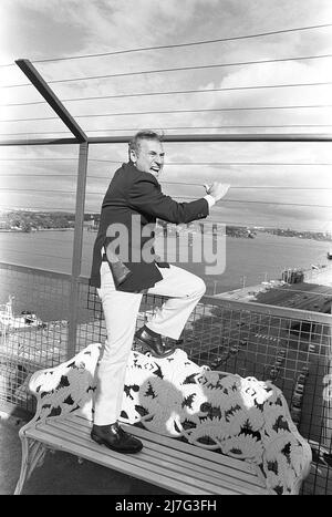 Mel Brooks. Réalisateur et acteur américain. Photo 1974 lors d'une visite en Suède et dans l'ascenseur Katarina, un ascenseur pour passagers à Stockholm dans la région de Slussen. Au sommet de l'ascenseur, une clôture protège les gens contre le saut et l'acteur comédien Mel Brooks est vu grimper sur un banc à côté de la clôture. Banque D'Images