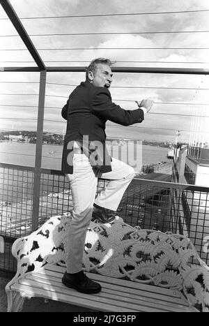 Mel Brooks. Réalisateur et acteur américain. Photo 1974 lors d'une visite en Suède et dans l'ascenseur Katarina, un ascenseur pour passagers à Stockholm dans la région de Slussen. Au sommet de l'ascenseur, une clôture protège les gens contre le saut et l'acteur comédien Mel Brooks est vu grimper sur un banc à côté de la clôture. Banque D'Images