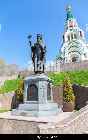 Samara, Russie - 3 mai 2022 : monument du Saint prince Vladimir près de la cathédrale de Sophia de la sagesse de Dieu Banque D'Images