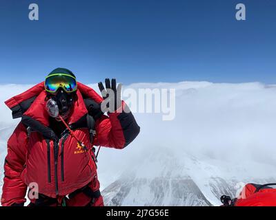 (220509) -- CAMP DE BASE DU MONT QOMOLANGMA, 9 mai 2022 (Xinhua) -- Dechen Ngodrup pose pour une photo au sommet du mont Qomolangma le 4 mai 2022. Mercredi, 13 membres d'une équipe d'expédition chinoise ont atteint le sommet du plus haut sommet du monde à une hauteur de 8 848,86 mètres. L'équipe a établi une station de surveillance météorologique automatique à une altitude de 8 830 mètres, la plus haute du genre au monde. Ils ont également mesuré l'épaisseur de la glace et de la neige à l'aide d'un radar de haute précision et ont recueilli des échantillons pour poursuivre les recherches au sommet. Dechen Ngodrup, chef de l'équipe qui avait atteint t Banque D'Images