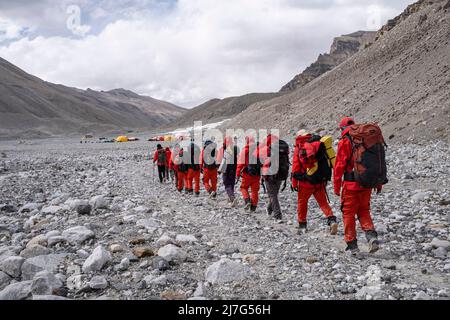 (220509) -- CAMP DE BASE DU MONT QOMOLANGMA, 9 mai 2022 (Xinhua) -- les membres d'une équipe d'expédition chinoise retournent en toute sécurité au camp de base du mont Qomolangma le 5 mai 2022. Mercredi, 13 membres d'une équipe d'expédition chinoise ont atteint le sommet du plus haut sommet du monde à une hauteur de 8 848,86 mètres. L'équipe a établi une station de surveillance météorologique automatique à une altitude de 8 830 mètres, la plus haute du genre au monde. Ils ont également mesuré l'épaisseur de la glace et de la neige à l'aide d'un radar de haute précision et ont recueilli des échantillons pour poursuivre les recherches au sommet. Dechen Ngodrup, chef de l'équipe Banque D'Images