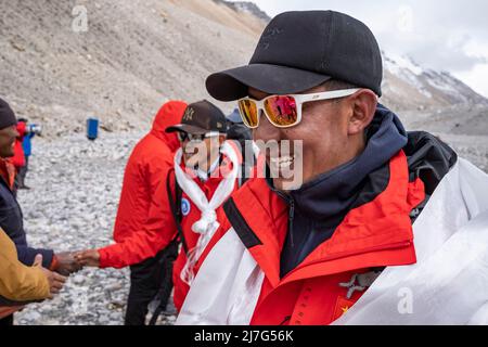 (220509) -- CAMP DE BASE DU MONT QOMOLANGMA, 9 mai 2022 (Xinhua) -- Dechen Ngodrup et ses coéquipiers retournent en toute sécurité au camp de base du mont Qomolangma le 5 mai 2022. Mercredi, 13 membres d'une équipe d'expédition chinoise ont atteint le sommet du plus haut sommet du monde à une hauteur de 8 848,86 mètres. L'équipe a établi une station de surveillance météorologique automatique à une altitude de 8 830 mètres, la plus haute du genre au monde. Ils ont également mesuré l'épaisseur de la glace et de la neige à l'aide d'un radar de haute précision et ont recueilli des échantillons pour poursuivre les recherches au sommet. Dechen Ngodrup, chef de l'équipe qui Banque D'Images