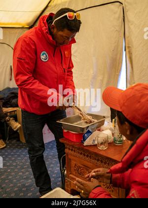 (220509) -- CAMP DE BASE DU MONT QOMOLANGMA, 9 mai 2022 (Xinhua) -- Dechen Ngodrup (L) repose au camp de base du mont Qomolangma le 7 mai 2022. Mercredi, 13 membres d'une équipe d'expédition chinoise ont atteint le sommet du plus haut sommet du monde à une hauteur de 8 848,86 mètres. L'équipe a établi une station de surveillance météorologique automatique à une altitude de 8 830 mètres, la plus haute du genre au monde. Ils ont également mesuré l'épaisseur de la glace et de la neige à l'aide d'un radar de haute précision et ont recueilli des échantillons pour poursuivre les recherches au sommet. Dechen Ngodrup, chef de l'équipe qui avait atteint le summi Banque D'Images