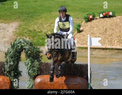 Badminton, Royaume-Uni, 07 mai 2022 - épreuves de chevaux de badminton - Test de cross-country - Badminton - Angleterre Joseph Murphy sur Cesar V saute au lac pendant l'épreuve de cross-country aux épreuves de chevaux de badminton. Crédit photo : © Mark pain / Alamy Live News Banque D'Images