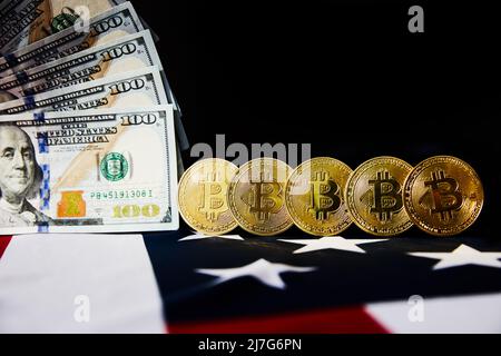 Bitcoin avec dollar sur fond de drapeau américain. Banque D'Images