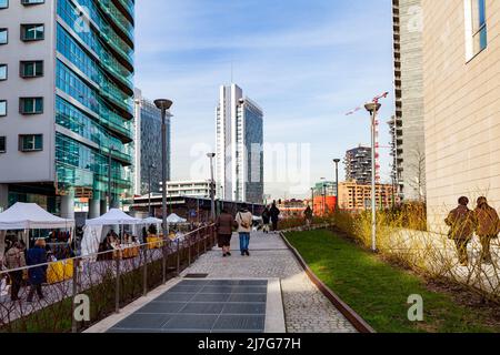 Milan, les personnes marchant dans Corso Como, le quartier Porta Garibaldi, le quartier Porta Nuova, les tours Garibaldi, la gare Garibaldi et Bosco Verticale dans la ba Banque D'Images