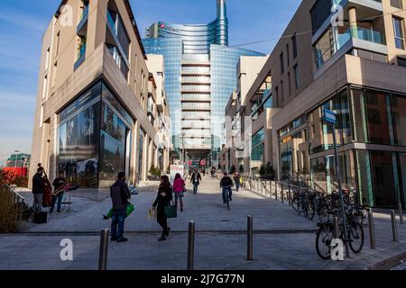 Entrée de la Piazza Gae Aulenti depuis le Corso Como avec les gens qui marchent. La tour UniCredit de la place Gae Aulenti dans le quartier Porta Nuova, Porta Garibaldi. Banque D'Images