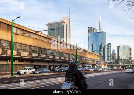 Le gratte-ciel en acier et verre de la tour Unicredit de Milan dans le quartier Porta Nuova vu d'une rue dans le quartier Porta Garibaldi. Banque D'Images